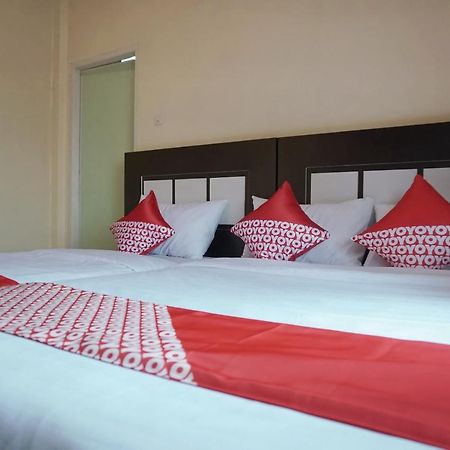 Oyo 1394 Rumaisa Homestay Syariah プカンバル エクステリア 写真