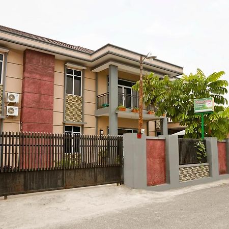 Oyo 1394 Rumaisa Homestay Syariah プカンバル エクステリア 写真