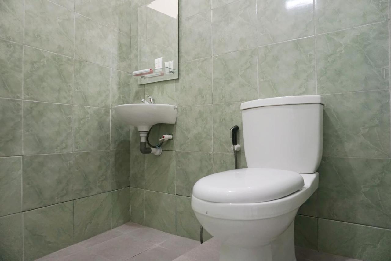 Oyo 1394 Rumaisa Homestay Syariah プカンバル エクステリア 写真