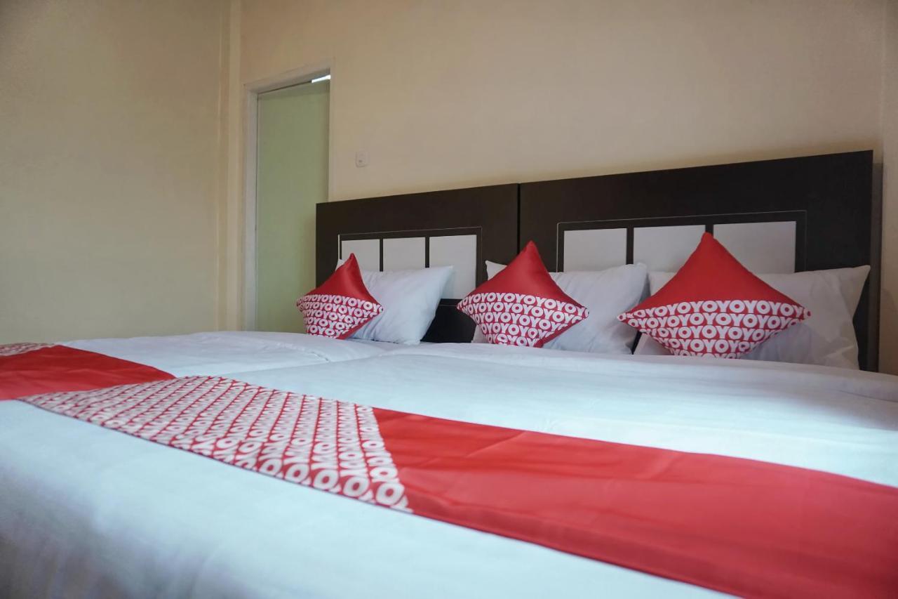 Oyo 1394 Rumaisa Homestay Syariah プカンバル エクステリア 写真