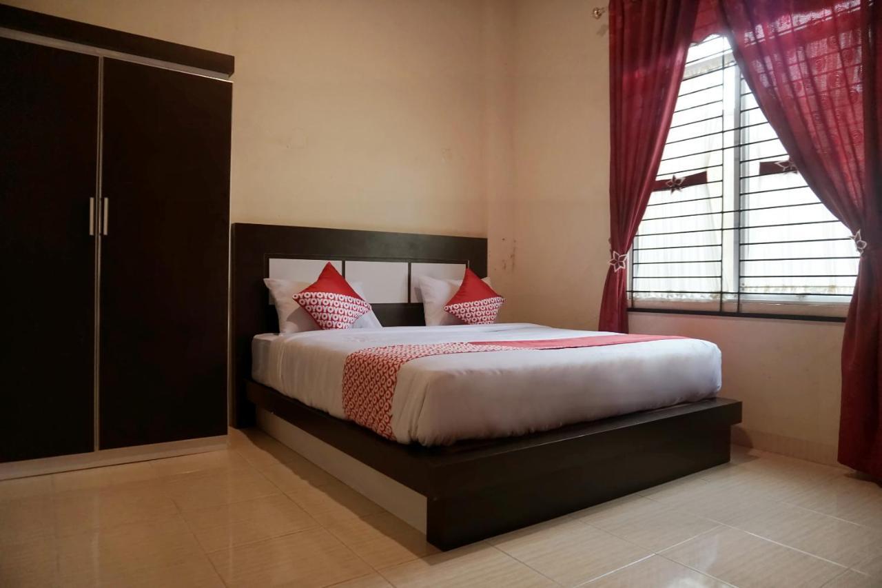 Oyo 1394 Rumaisa Homestay Syariah プカンバル エクステリア 写真