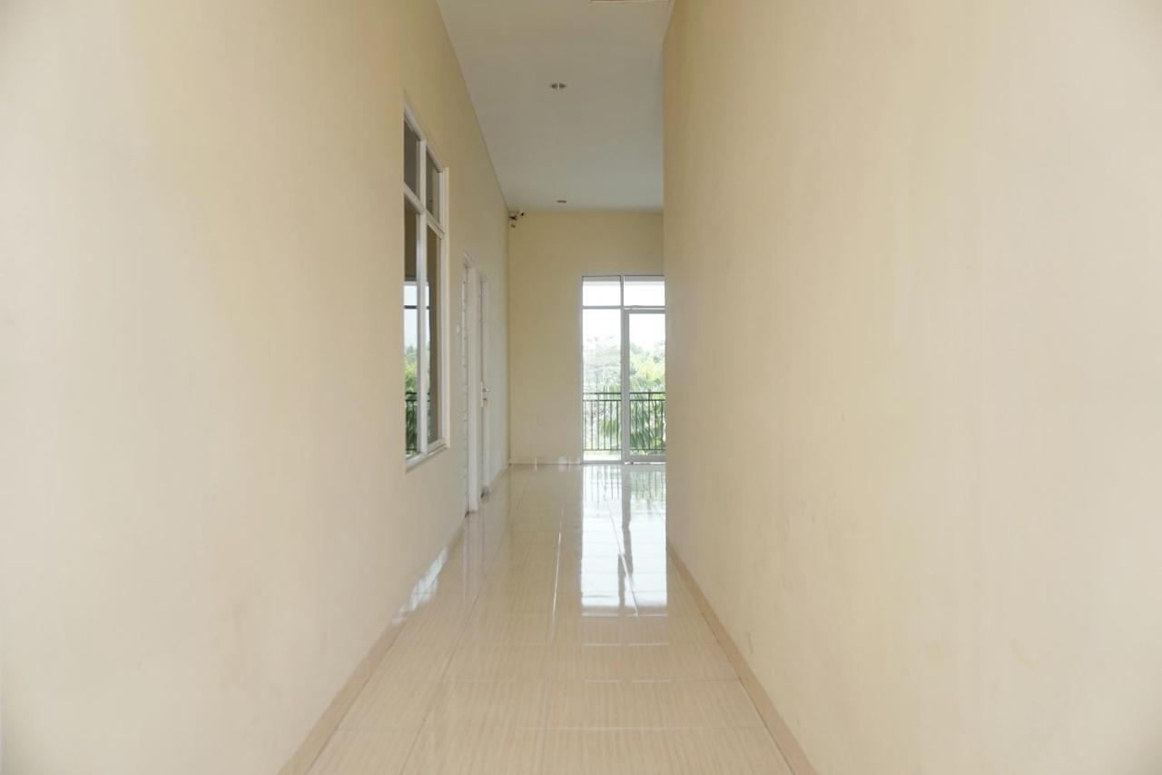 Oyo 1394 Rumaisa Homestay Syariah プカンバル エクステリア 写真