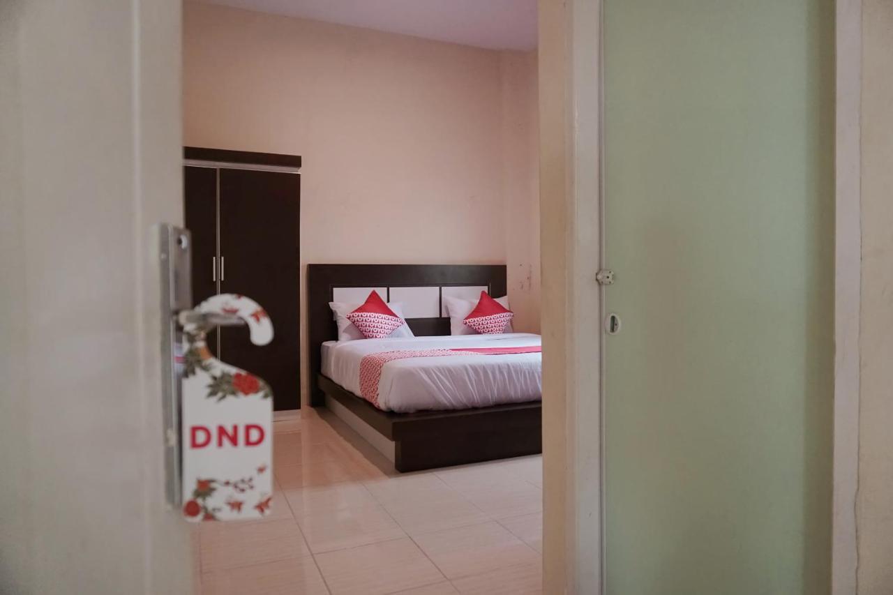 Oyo 1394 Rumaisa Homestay Syariah プカンバル エクステリア 写真