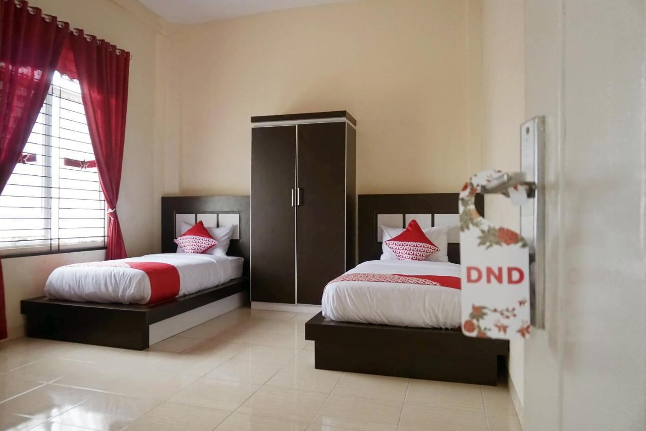 Oyo 1394 Rumaisa Homestay Syariah プカンバル エクステリア 写真