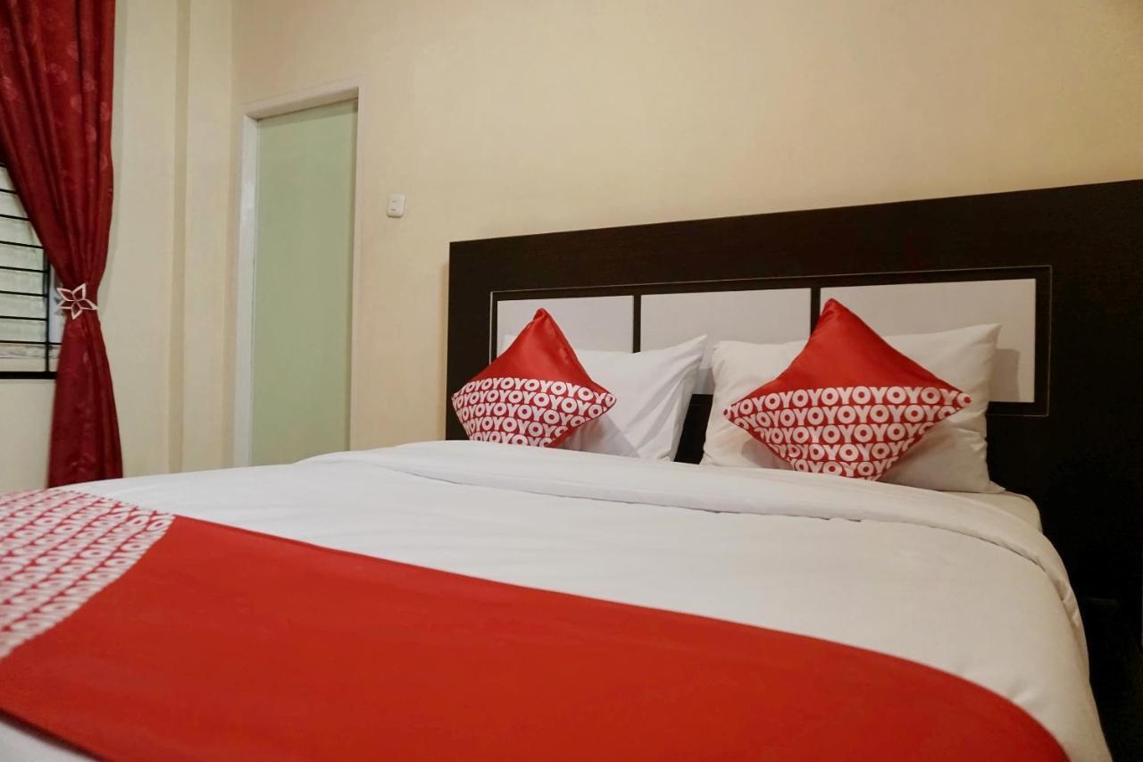Oyo 1394 Rumaisa Homestay Syariah プカンバル エクステリア 写真