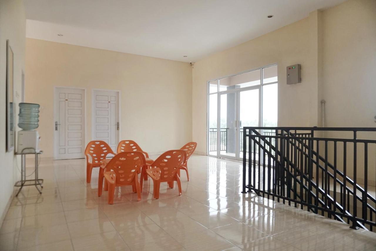 Oyo 1394 Rumaisa Homestay Syariah プカンバル エクステリア 写真