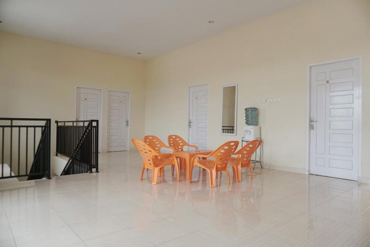 Oyo 1394 Rumaisa Homestay Syariah プカンバル エクステリア 写真