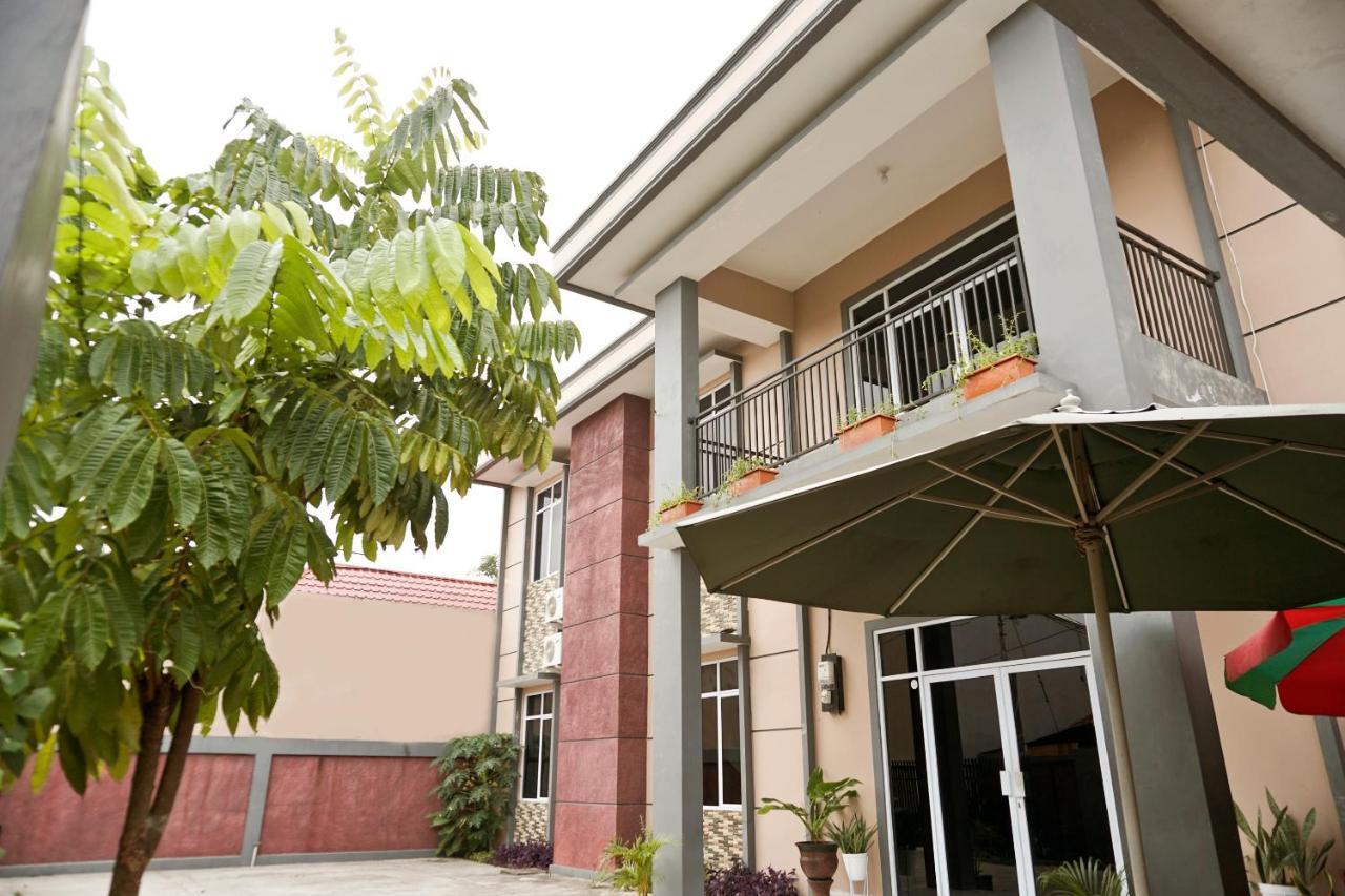 Oyo 1394 Rumaisa Homestay Syariah プカンバル エクステリア 写真