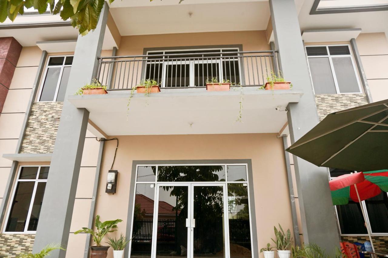 Oyo 1394 Rumaisa Homestay Syariah プカンバル エクステリア 写真